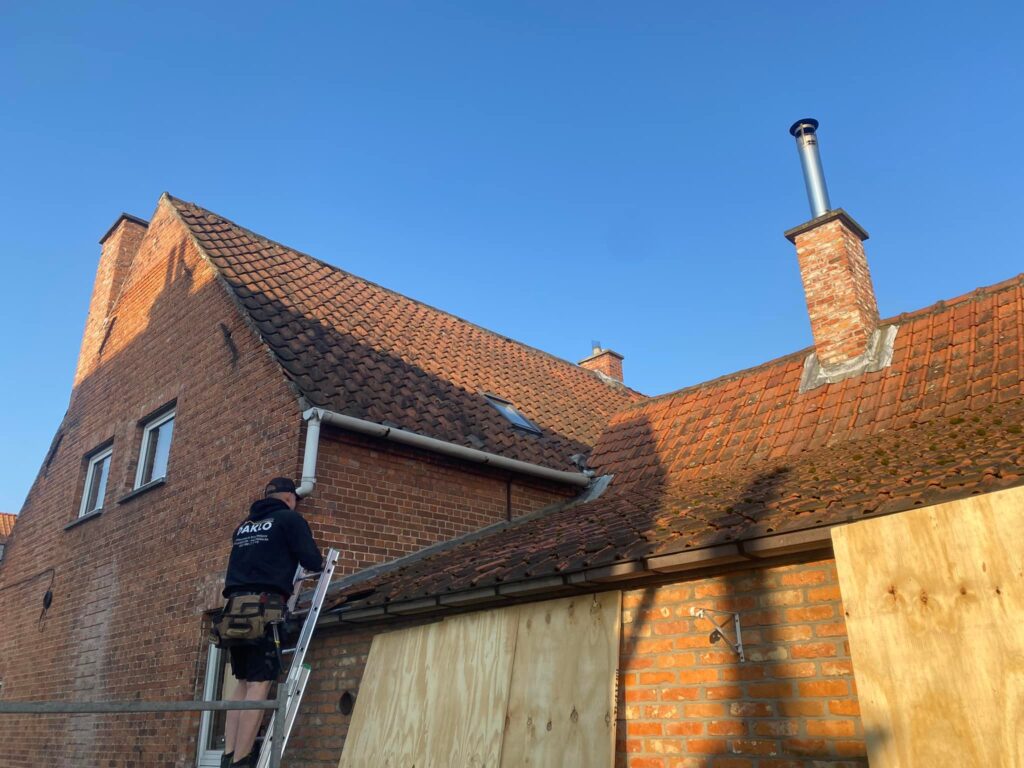 Herstelling, stormschade, weggewaaide dakpannen, lekkage aan dak Stekene