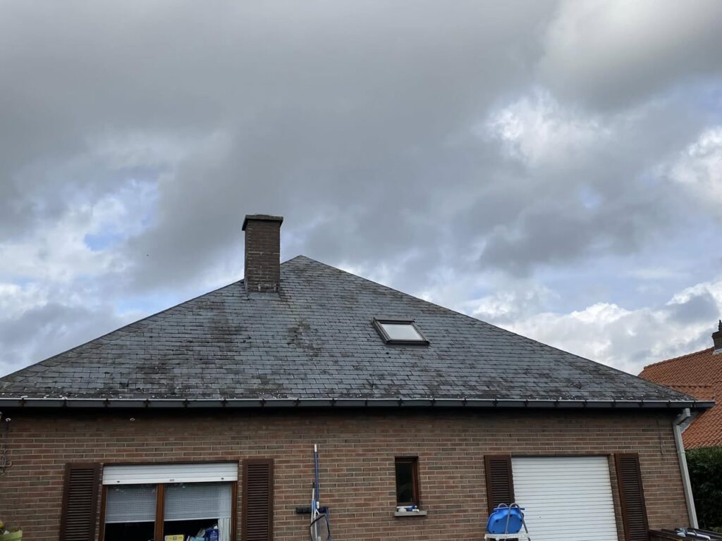 Dakrenovatie in Stekene door Dakwerken Daklo met asbestverwijdering, veluxen en leien 60x32 antraciet