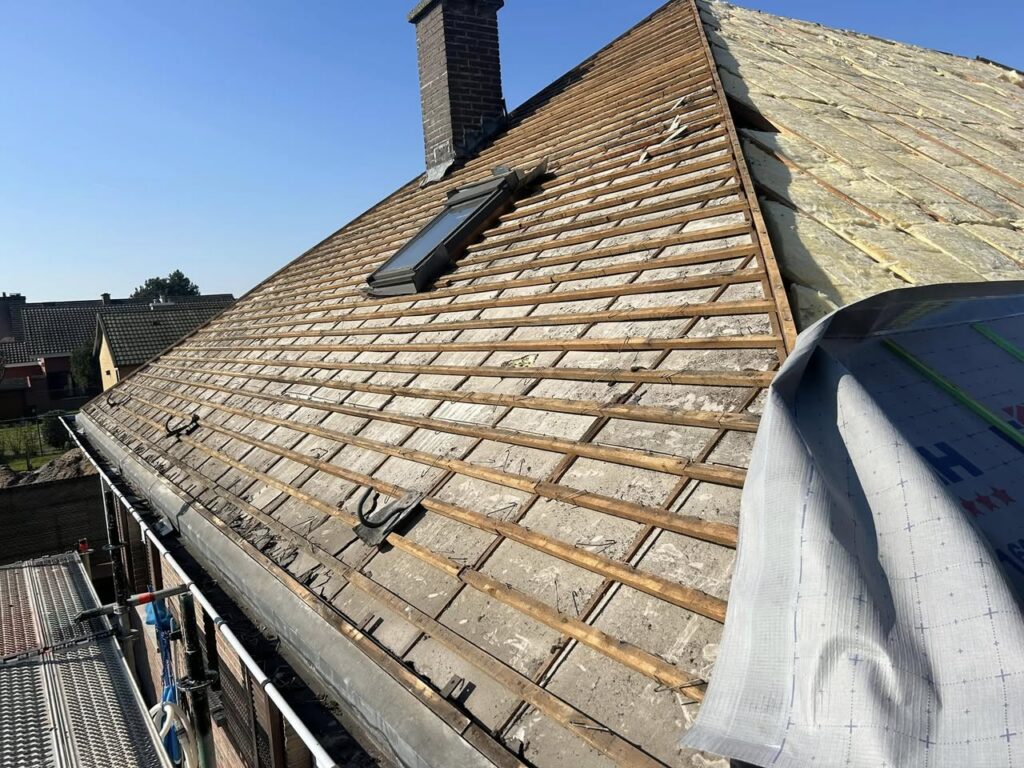 Dakrenovatie in Stekene door Dakwerken Daklo met asbestverwijdering, veluxen en leien 60x32 antraciet
