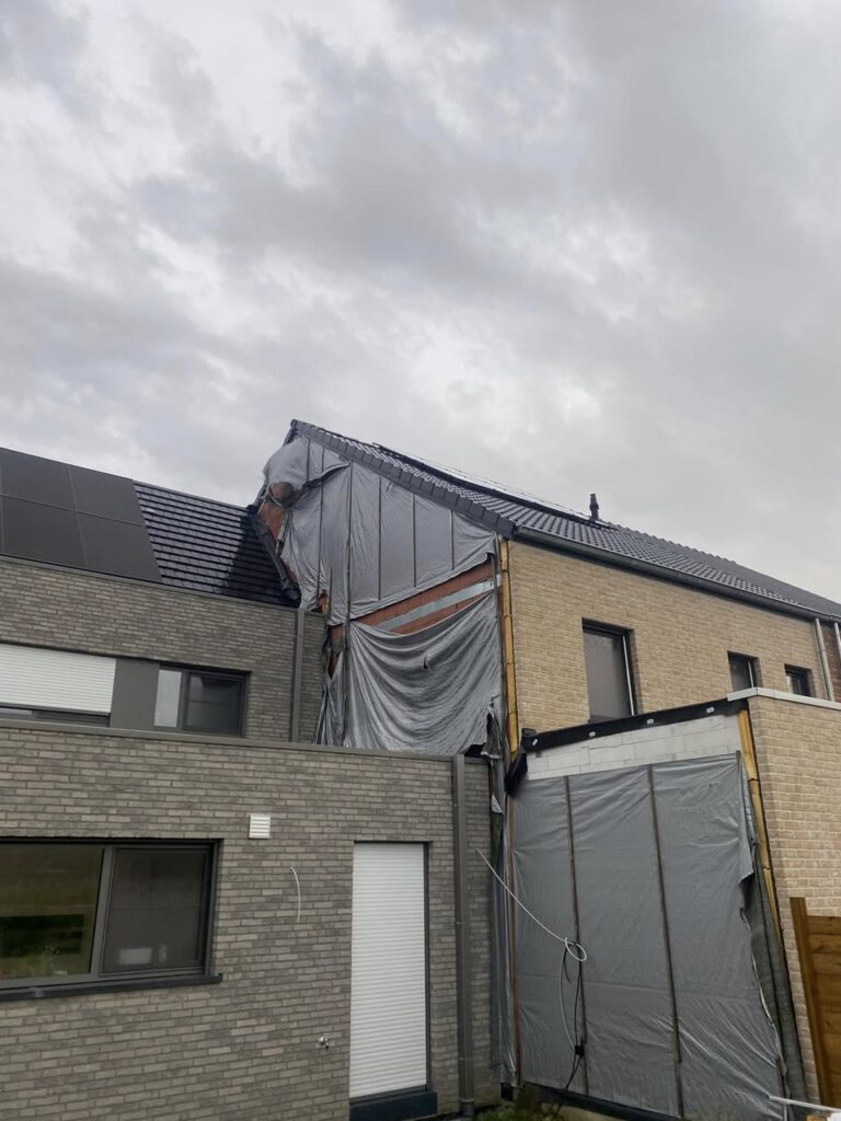 Gevel isoleren en bekleden met leien 60/32 antraciet in Londerzeel door Dakwerken Daklo