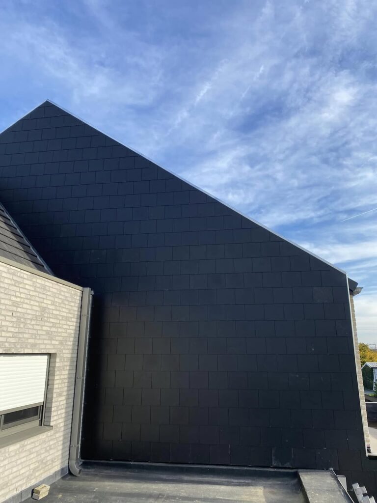 Gevel isoleren en bekleden met leien 60/32 antraciet in Londerzeel door Dakwerken Daklo