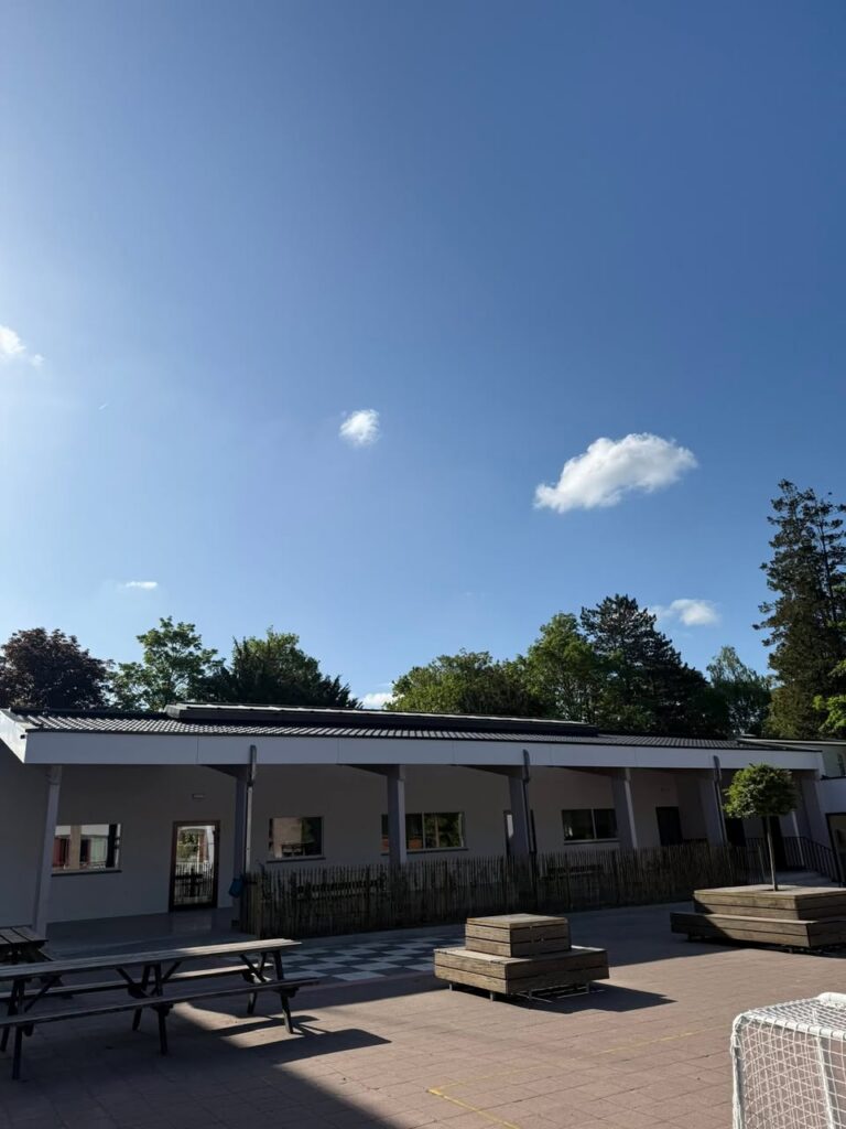 Nieuw dak voor de leraarskamers en de overdekte speelplaats van een schoolgebouw, geplaatst door Dakwerken Daklo