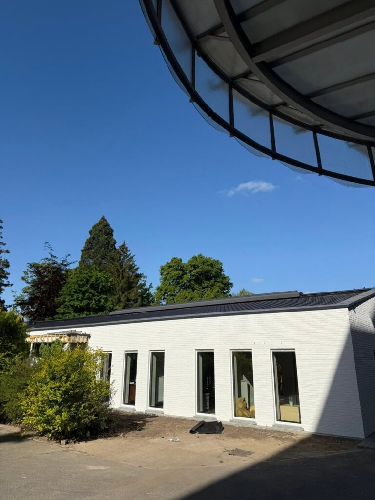 Nieuw dak voor de leraarskamers en de overdekte speelplaats van een schoolgebouw, geplaatst door Dakwerken Daklo