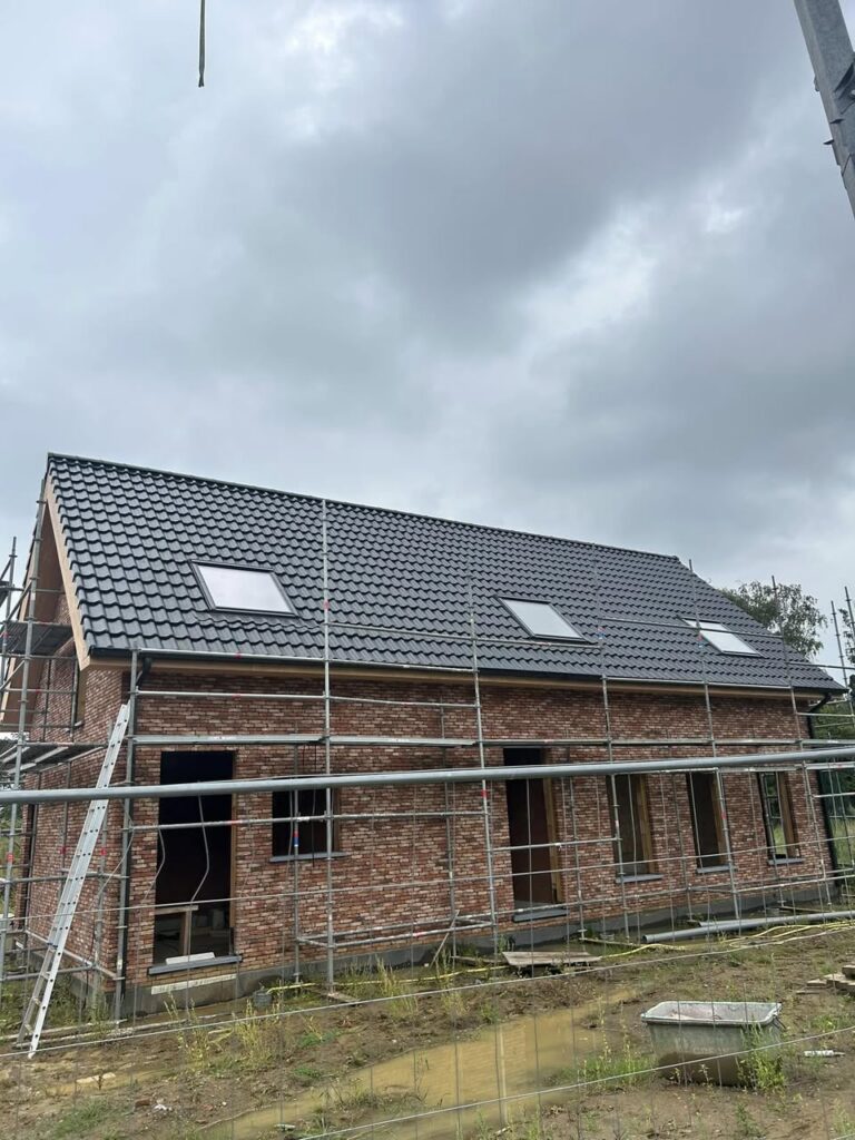 Nieuwbouwdak geplaatst op een woning in Reet door Dakwerken Daklo