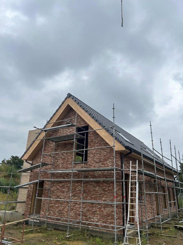 Nieuwbouwdak geplaatst op een woning in Reet door Dakwerken Daklo