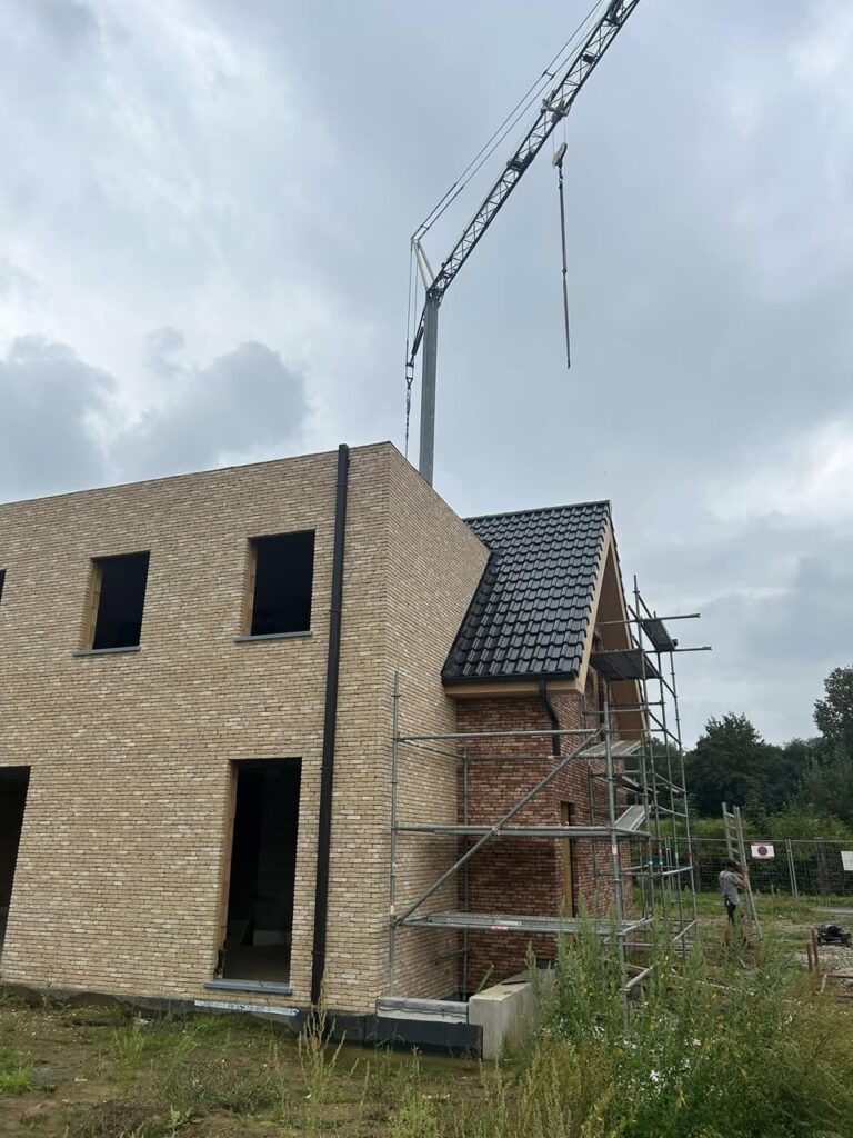 Nieuwbouwdak geplaatst op een woning in Reet door Dakwerken Daklo