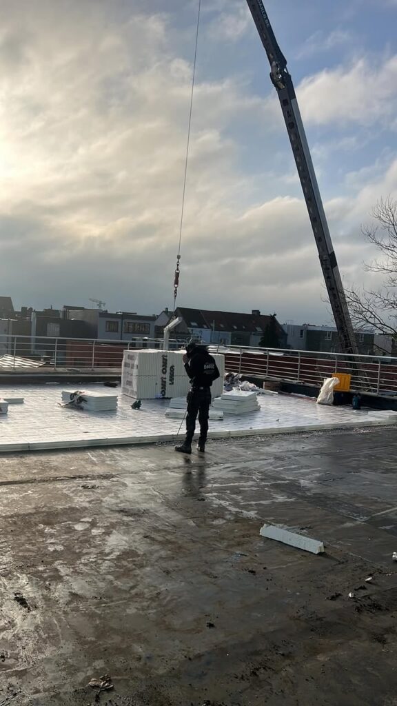 Renovatie van een plat dak in Lokeren met 10 cm isolatie en EPDM door Dakwerken Daklo