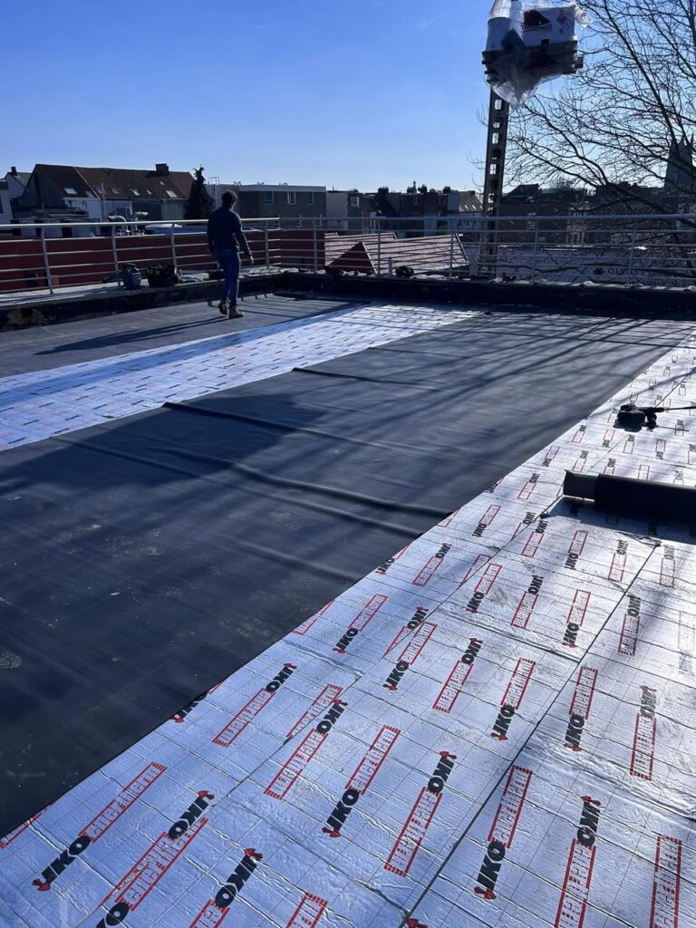 Renovatie van een plat dak in Lokeren met 10 cm isolatie en EPDM door Dakwerken Daklo