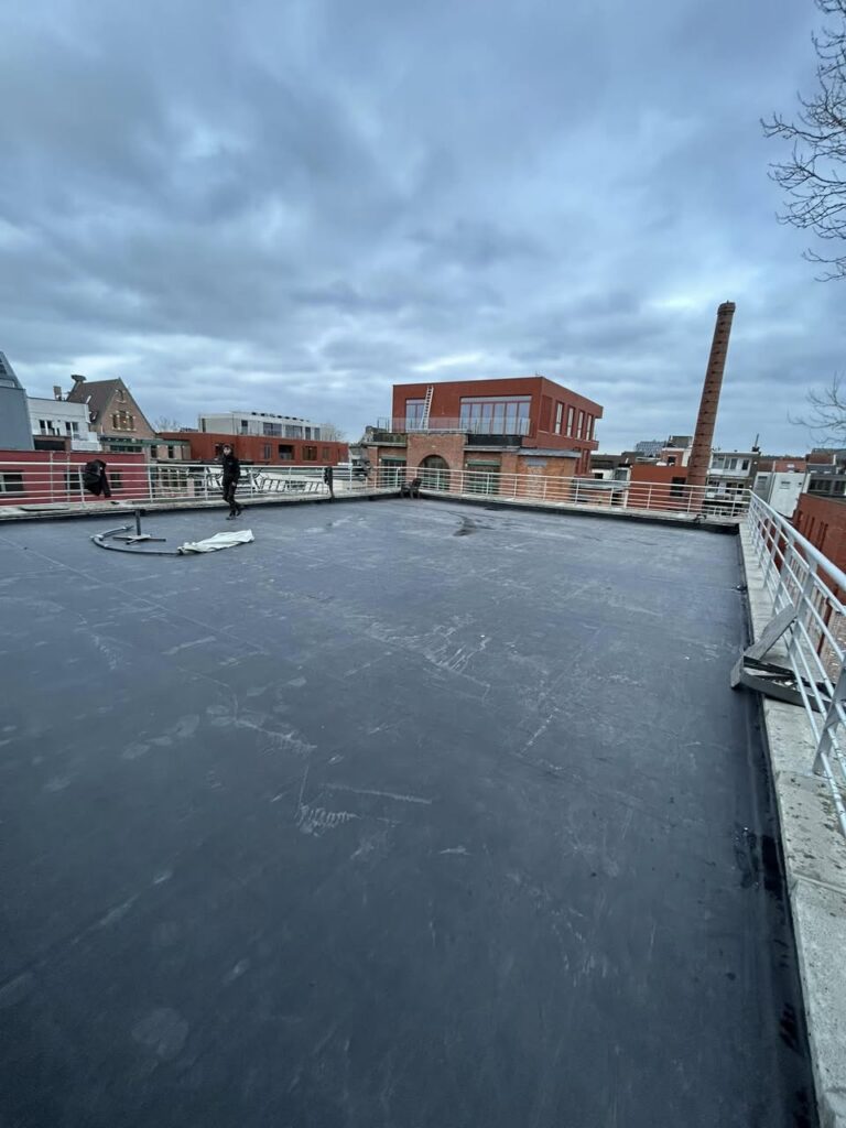 Renovatie van een plat dak in Lokeren met 10 cm isolatie en EPDM door Dakwerken Daklo