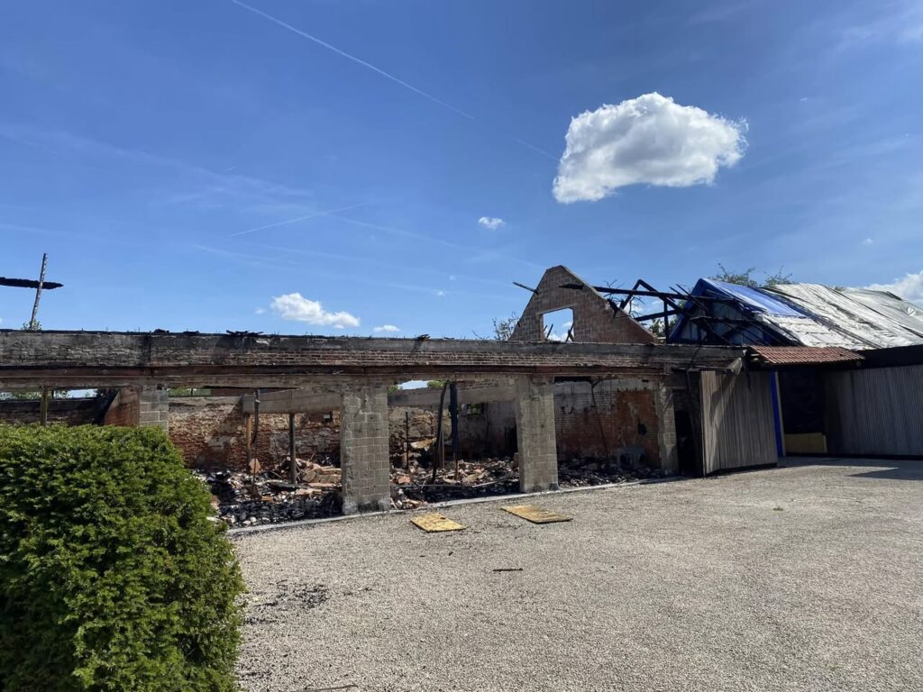 Heropbouw van een schuurdak in Lokeren met nieuwe dakconstructie en pannen door Dakwerken Daklo