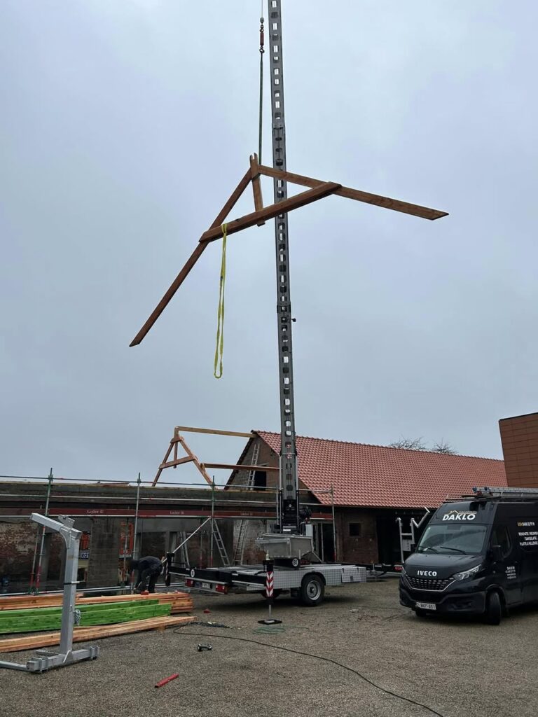 Heropbouw van een schuurdak in Lokeren met nieuwe dakconstructie en pannen door Dakwerken Daklo