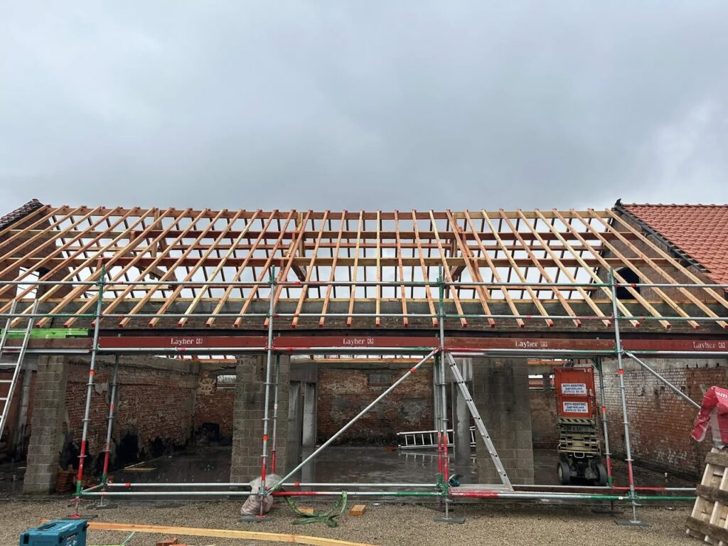 Heropbouw van een schuurdak in Lokeren met nieuwe dakconstructie en pannen door Dakwerken Daklo