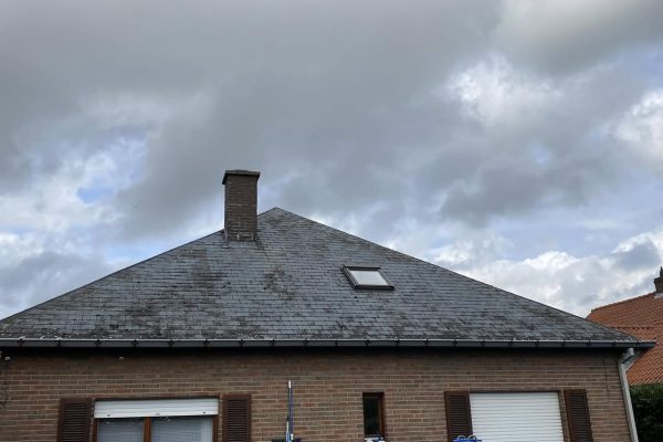 Dakrenovatie in Stekene door Dakwerken Daklo met asbestverwijdering, veluxen en leien 60x32 antraciet