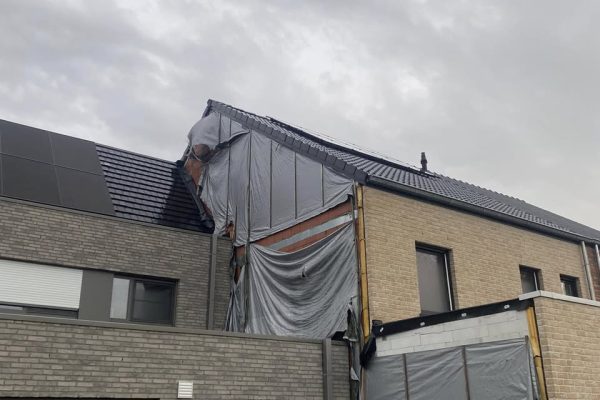 Gevel isoleren en bekleden met leien 60/32 antraciet in Londerzeel door Dakwerken Daklo