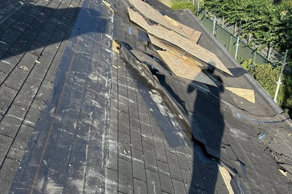 Hellend dak in Sint-Niklaas afgebroken en vernieuwd met leien en een nieuwe dakgoot door Dakwerken Daklo