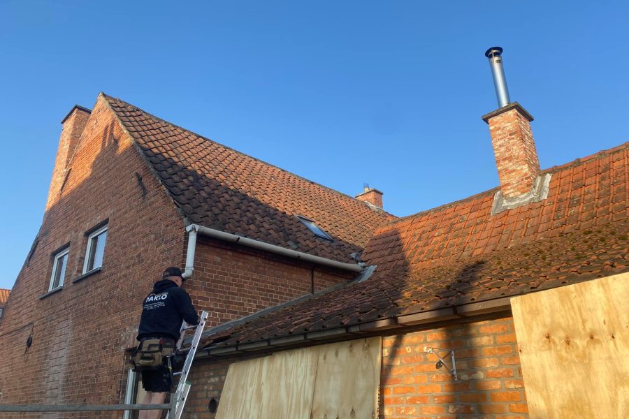 Herstelling, stormschade, weggewaaide dakpannen, lekkage aan dak Stekene