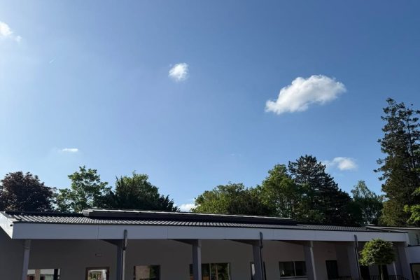 Nieuw dak voor de leraarskamers en de overdekte speelplaats van een schoolgebouw, geplaatst door Dakwerken Daklo