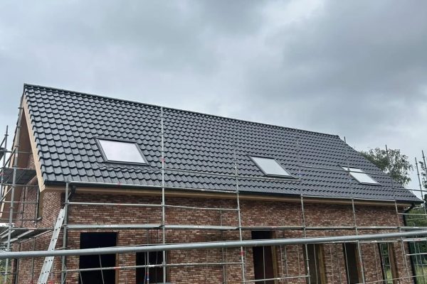 Nieuwbouwdak geplaatst op een woning in Reet door Dakwerken Daklo