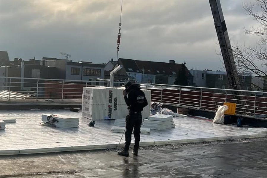 Renovatie van een plat dak in Lokeren met 10 cm isolatie en EPDM door Dakwerken Daklo