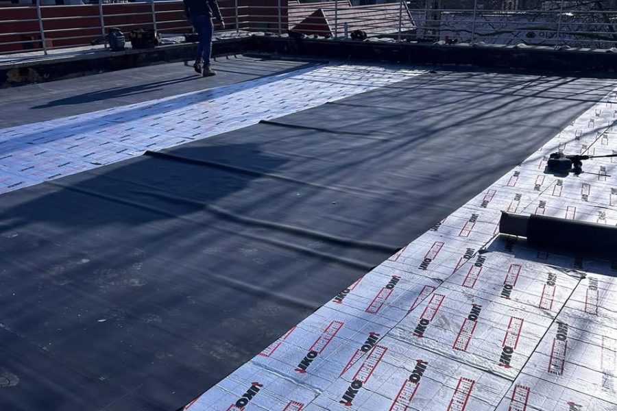 Renovatie van een plat dak in Lokeren met 10 cm isolatie en EPDM door Dakwerken Daklo