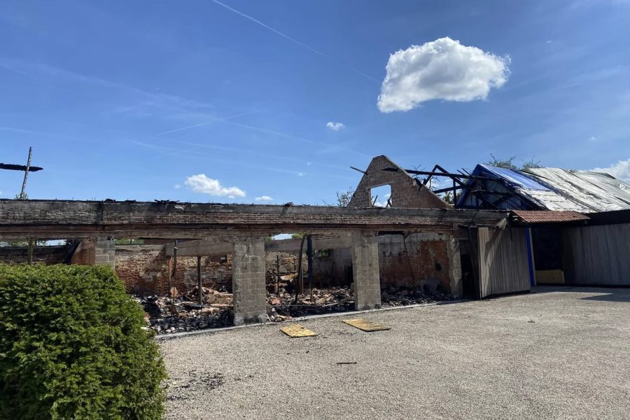 Heropbouw van een schuurdak in Lokeren met nieuwe dakconstructie en pannen door Dakwerken Daklo